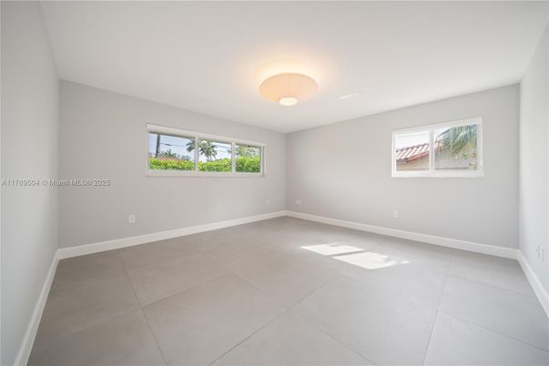 Empty room, Interior