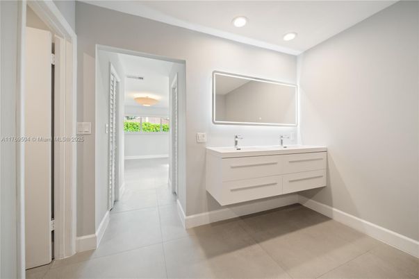 Bathroom, Interior, Recessed Lighting