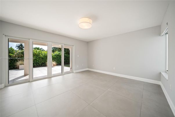 Empty room, Interior