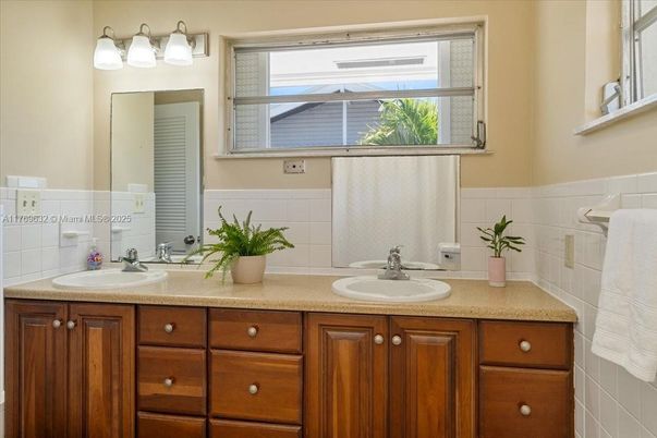 Bathroom, Dual Sink Vanities, Interior