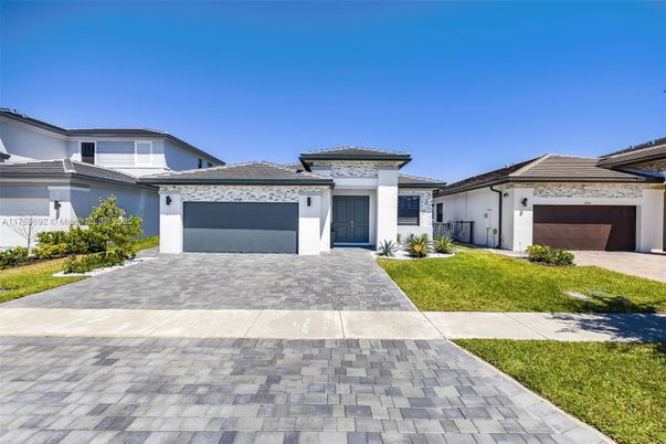 Attached, Exterior, Facade, Mediterranean