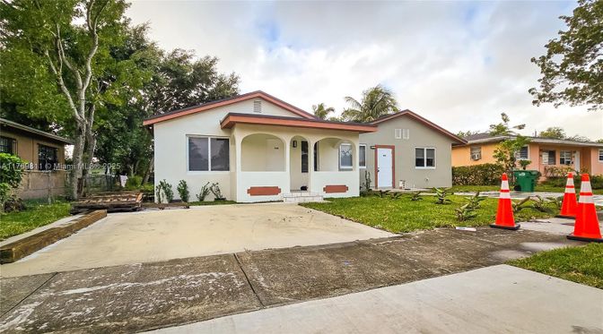 Backyard, Exterior, Facade, Ranch