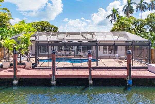 Exterior, Lake