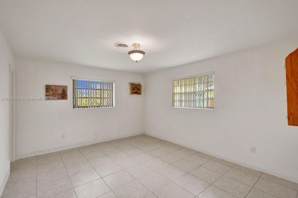 Empty room, Interior