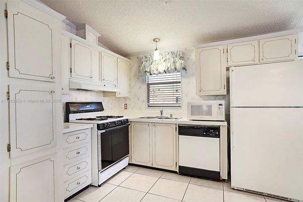Chandelier, Interior, Kitchen