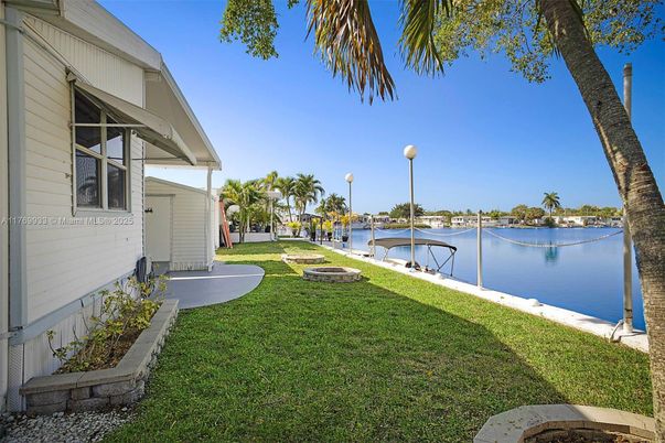 Exterior, Lake