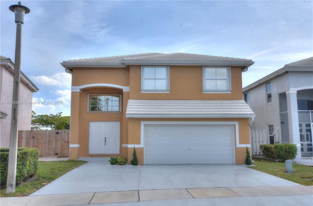 Attached, Exterior, Facade, Mediterranean