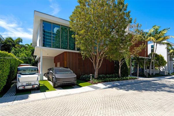 Exterior, Facade, Modern