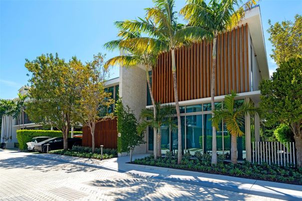 Exterior, Facade, Modern