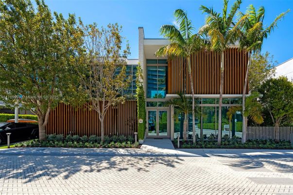 Exterior, Facade, Modern