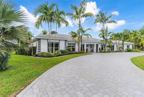 Backyard, Exterior, Facade, Ranch