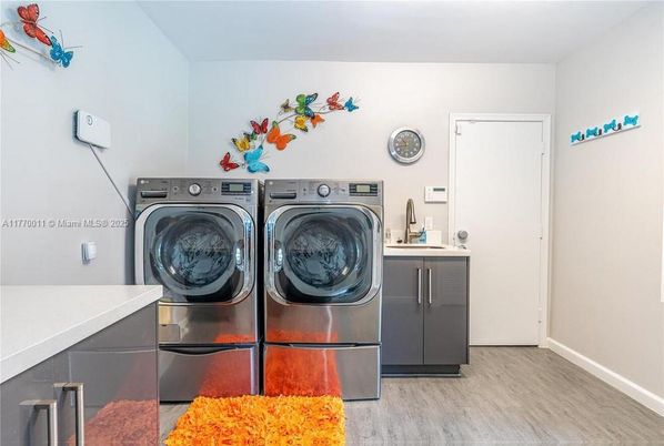 Interior, Washer, Wood Texture Flooring