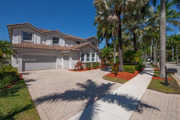 Attached, Exterior, Facade, Mediterranean