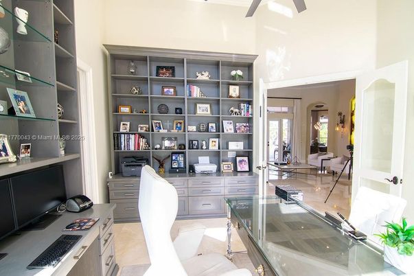 Home Office, Interior