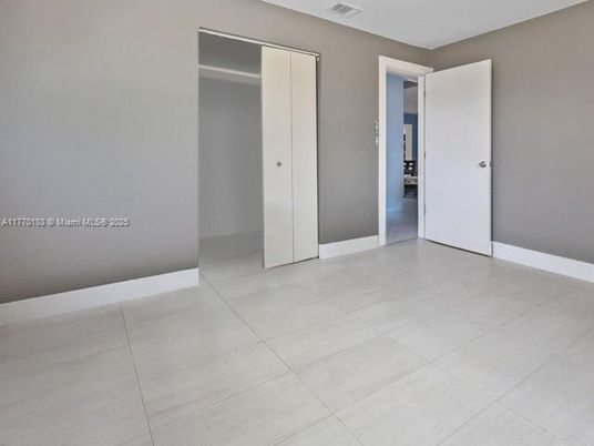 Empty room, Interior
