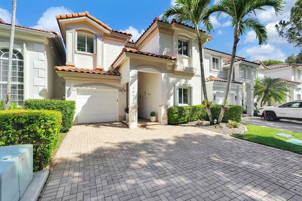 Attached, Exterior, Facade, Mediterranean