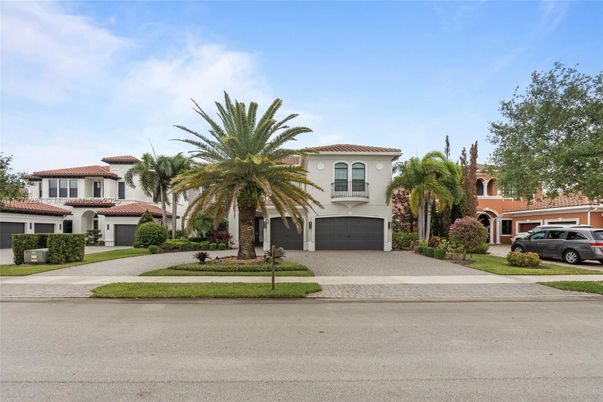 Attached, Exterior, Facade, Mediterranean