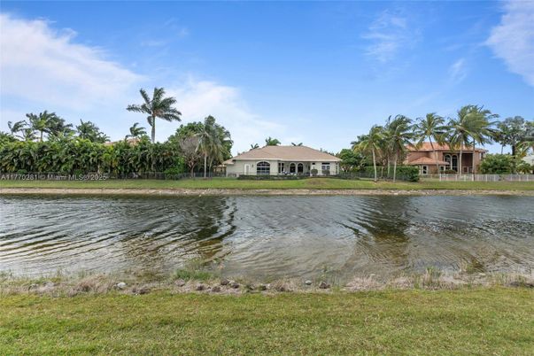 Exterior, Lake