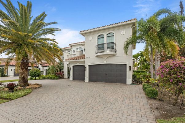 Attached, Exterior, Facade, Mediterranean