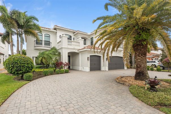 Attached, Exterior, Facade, Mediterranean