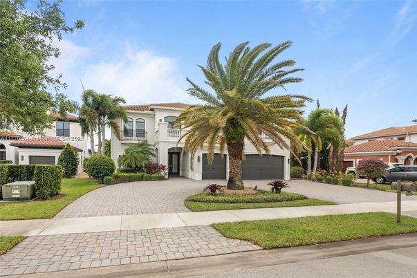 Attached, Exterior, Facade, Mediterranean