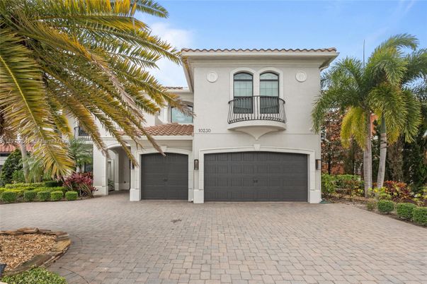 Attached, Exterior, Facade, Mediterranean
