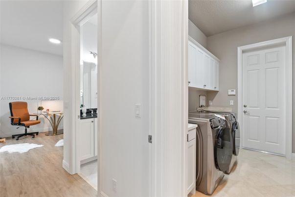 Interior, Recessed Lighting, Washer, Wood Texture Flooring