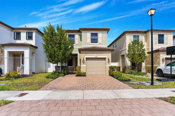Attached, Exterior, Facade, Mediterranean