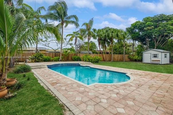 Exterior, Pool