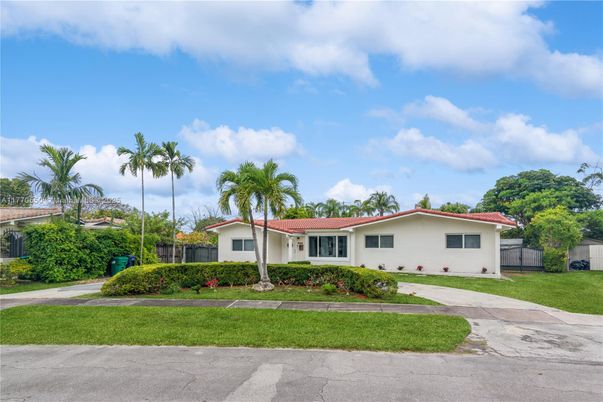 Backyard, Exterior, Facade, Ranch