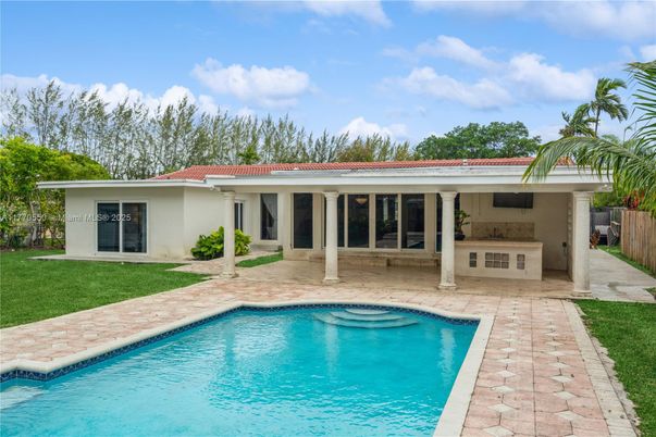 Exterior, Pool