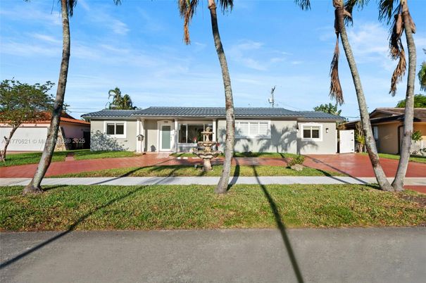 Exterior, Facade, Ranch