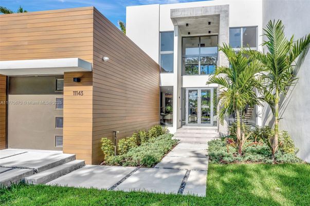 Exterior, Facade, Modern