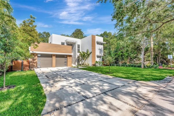Attached, Backyard, Exterior, Facade, Modern