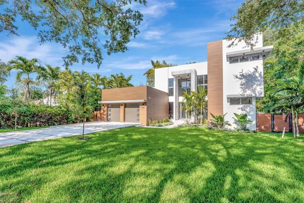 Attached, Backyard, Exterior, Facade, Modern