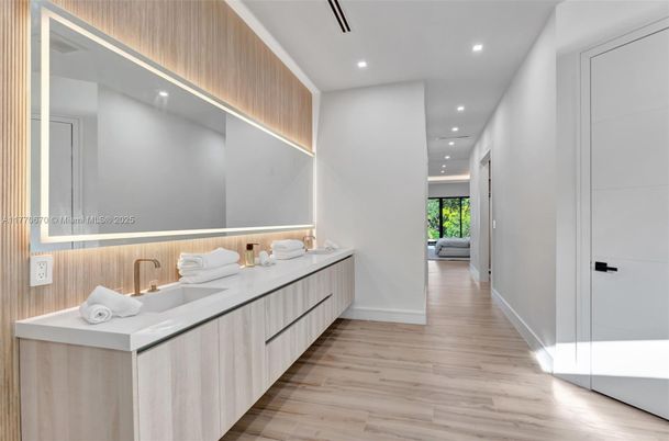 Interior, Recessed Lighting, Wood Texture Flooring