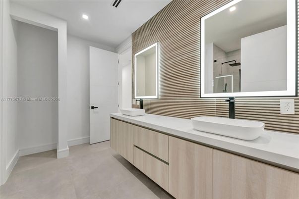 Bathroom, Dual Sink Vanities, Interior, Recessed Lighting