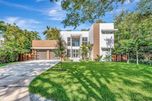 Attached, Backyard, Exterior, Facade, Modern