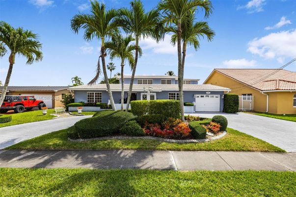 Attached, Exterior, Facade, Ranch
