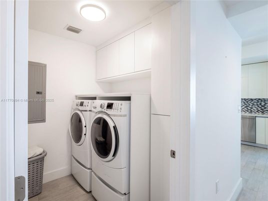 Interior, Washer, Wood Texture Flooring