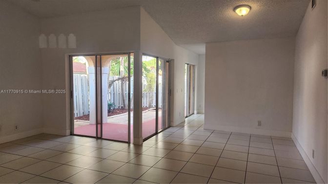 Empty room, Interior