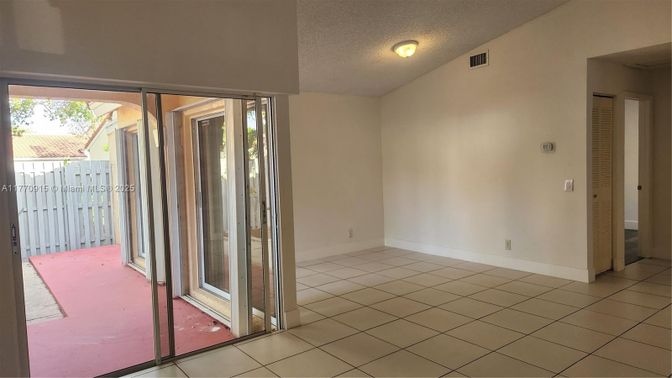 Empty room, Interior
