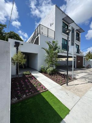 Exterior, Facade, Modern