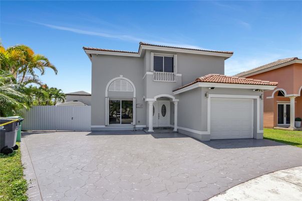 Attached, Exterior, Facade, Mediterranean