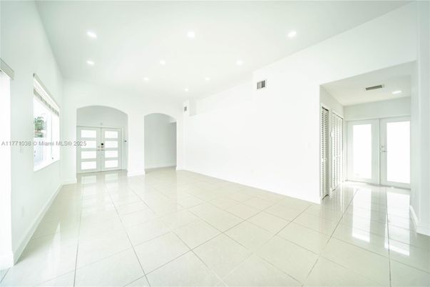 Empty room, Interior, Recessed Lighting