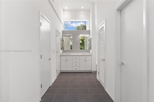 Bathroom, Dual Sink Vanities, Interior, Recessed Lighting