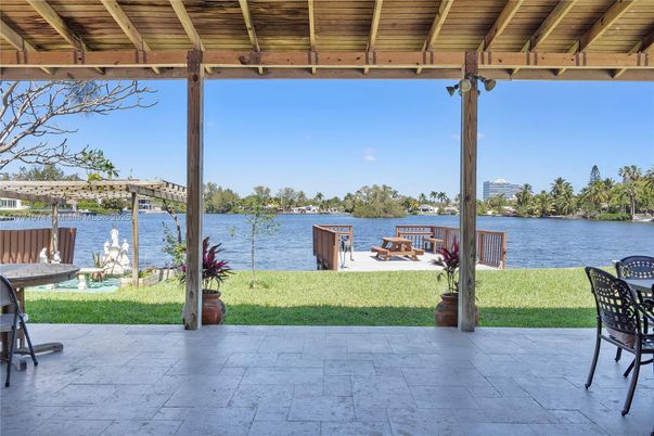 Exterior, Lake