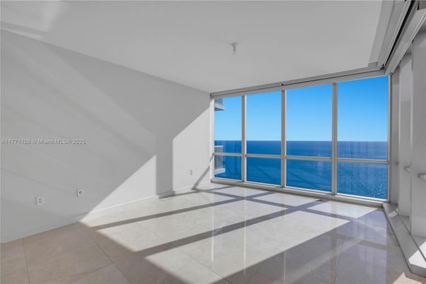 Empty room, Interior, Water