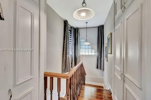 Interior, Pendant Lights, Wood Texture Flooring