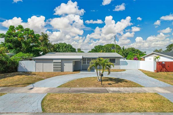 Backyard, Exterior, Facade, Ranch